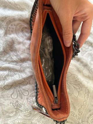 Bolso naranja con cadena negra