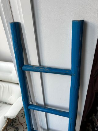 Escalera decorativa de madera azul