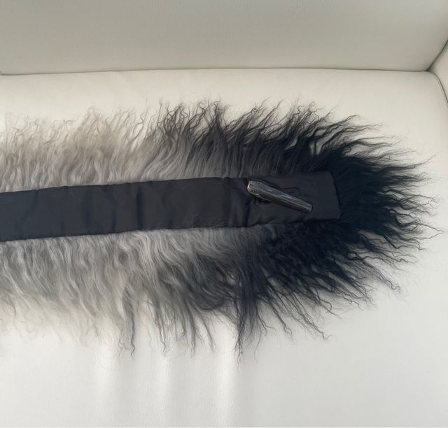 Cuello de pelo negro-gris