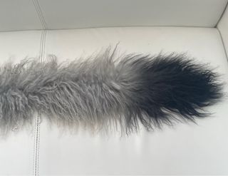 Cuello de pelo negro-gris