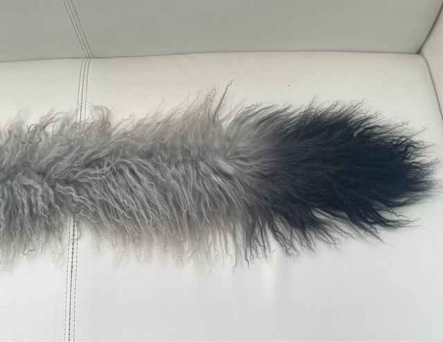 Cuello de pelo negro-gris