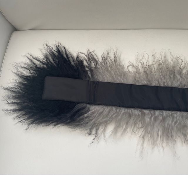 Cuello de pelo negro-gris