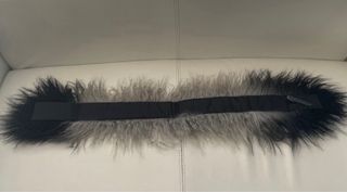 Cuello de pelo negro-gris