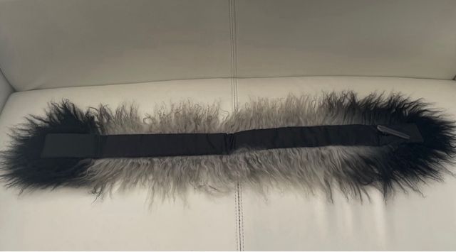 Cuello de pelo negro-gris