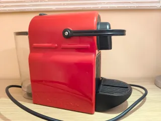 Cafetera Nespresso Krups Roja. Para piezas.