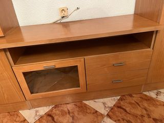 Mueble de salón madera y cristal