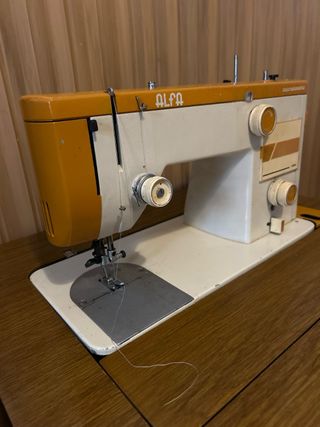 Máquina de coser con mueble