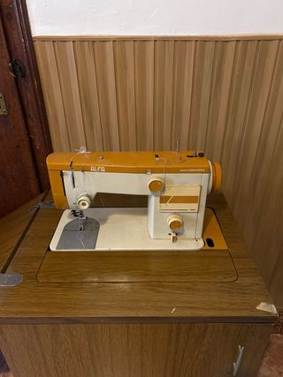 Máquina de coser con mueble