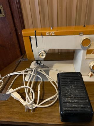 Máquina de coser con mueble