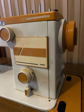 Máquina de coser con mueble