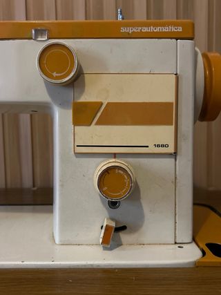Máquina de coser con mueble