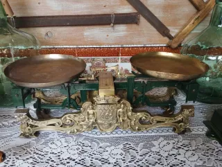 Balanza antigua de dos platos