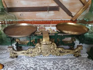 Balanza antigua de dos platos