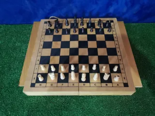 Ajedrez de madera con caja-tablero plegable