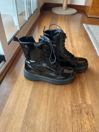 Botas charol tipo Dr. Martens negras.Num 39.