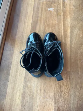 Botas charol tipo Dr. Martens negras.Num 39.