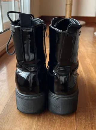 Botas charol tipo Dr. Martens negras.Num 39.