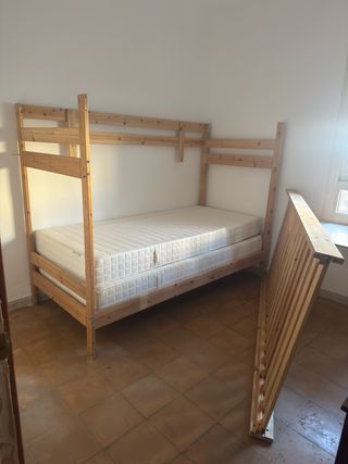 Litera de madera con colchones