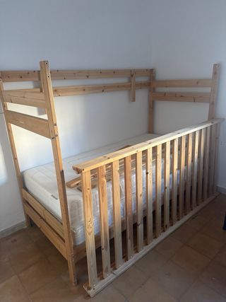 Litera de madera con colchones