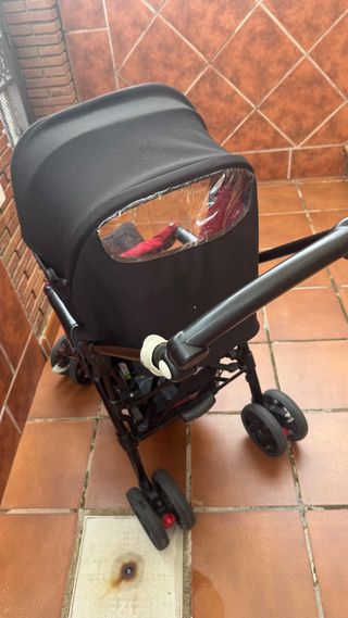 Carro de bebé rojo y negro