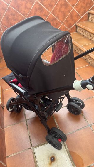 Carro de bebé rojo y negro