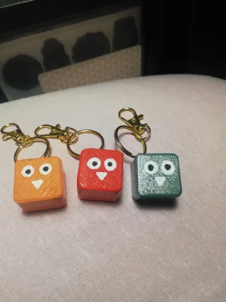 Portachiavi colorati  di gufi stilizzati