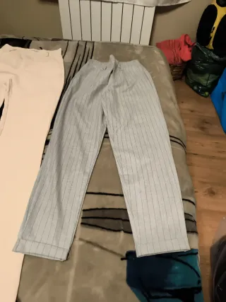 Pantalones de vestir beige y azul