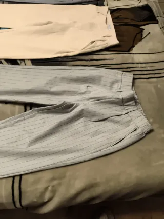 Pantalones de vestir beige y azul