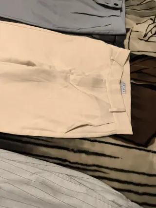 Pantalones de vestir beige y azul