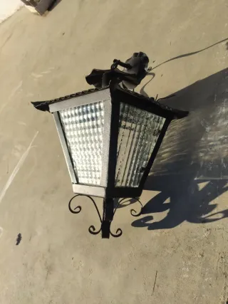 Farol de jardín metal y cristal.