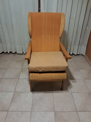 Sillón orejero tela y madera