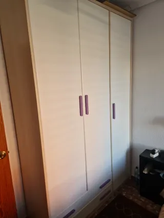 Cómoda de madera con 9 cajones.