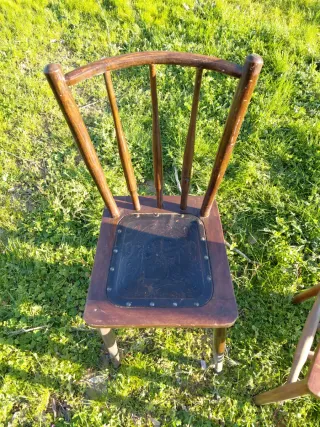 Juego de 2 sillas antiguas de madera