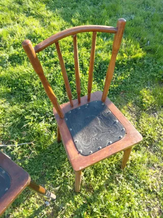 Juego de 2 sillas antiguas de madera