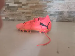 Tacos de fútbol Puma color naranja