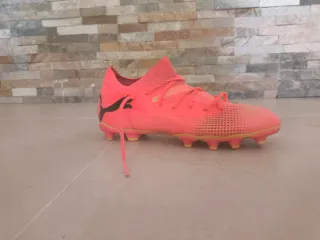 Tacos de fútbol Puma color naranja