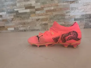 Tacos de fútbol Puma color naranja