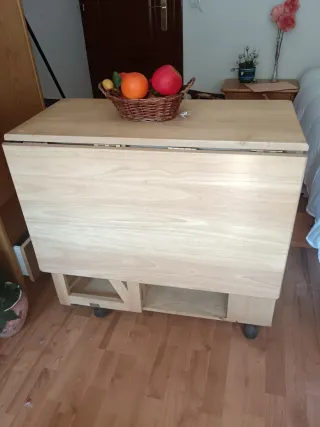 Mesa madera extensible con ruedas y 2 taburetes