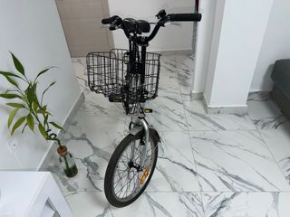 Bicicleta plegable plateada con cesta