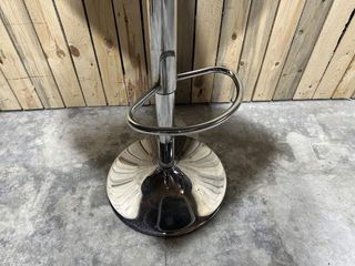 TABURETE GRIS DE REGULABLE EN ALTURA