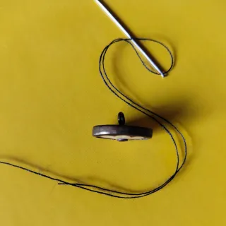 botón antiguo con piedra