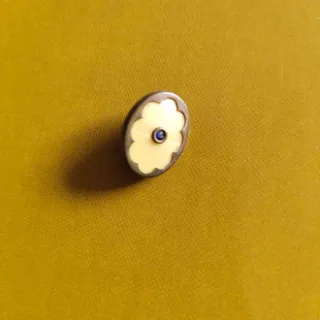 botón antiguo con piedra