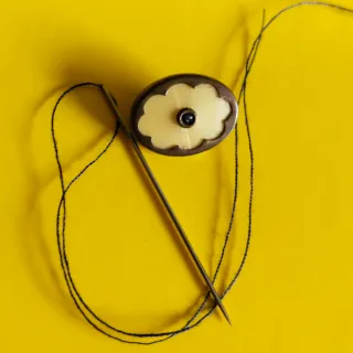 botón antiguo con piedra