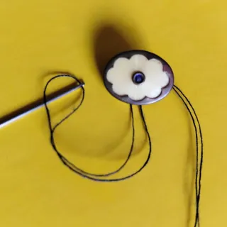 botón antiguo con piedra