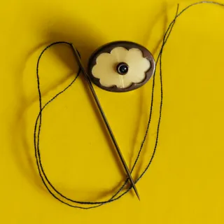 botón antiguo con piedra