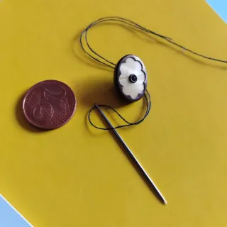 botón antiguo con piedra