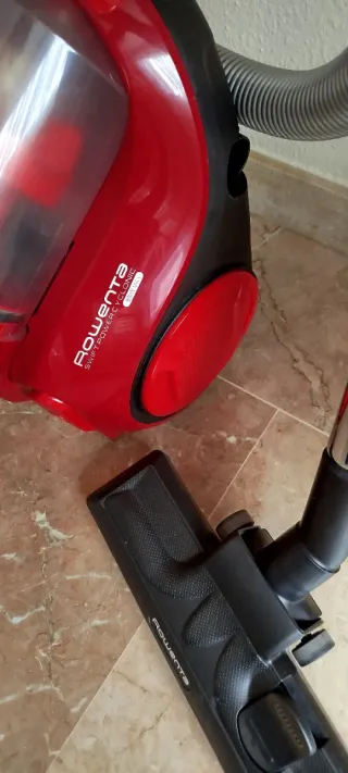 Aspirador Rowenta sin bolsa rojo