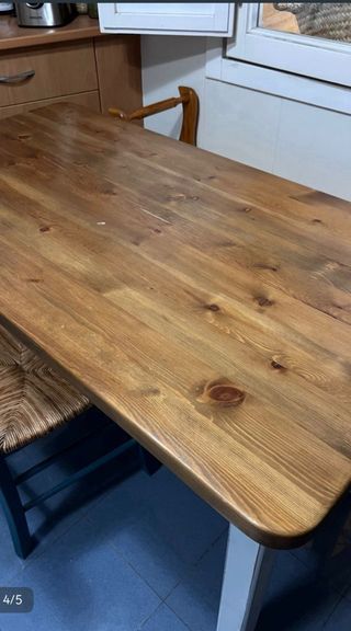 Mesa de comedor de madera