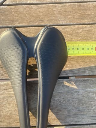 Sillín de bicicleta negro ultraligth.