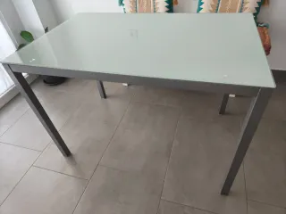Mesa de cristal y metal gris